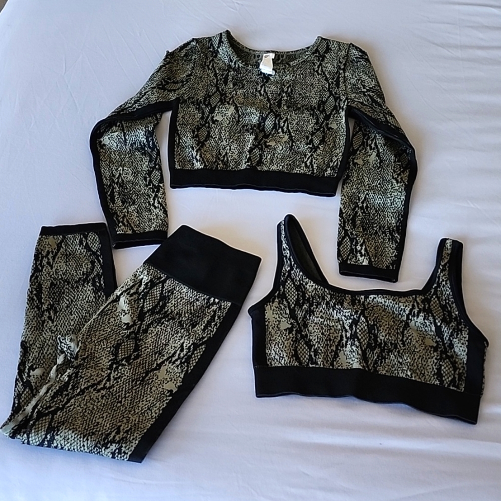Fabletics Black and Green Snake print Set